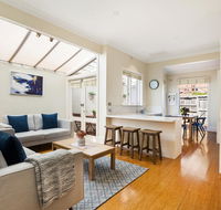 2-Bed House With Patio Near Bars and Restaurants - Accommodation QLD