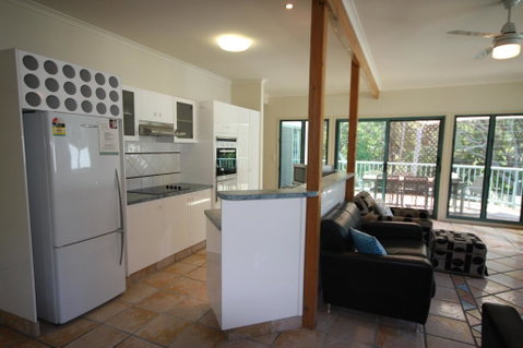 20 Orania Court - Two Storey Family Home With Swimming Pool, Patio & Large Deck. Pet Friendly - Accommodation QLD 3