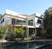 20 Orania Court - Two storey family home with swimming pool patio  large deck. Pet friendly - Accommodation QLD