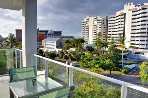 201 Lake Street - Accommodation QLD 2