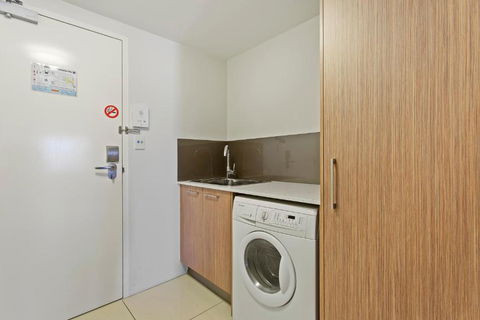 CBD Executive Apartments - Accommodation QLD 2