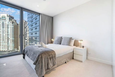 CBD Luxury 1BR Harbour Views & Premier Facilities - Accommodation QLD 4