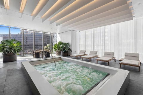 CBD Luxury 1BR Harbour Views & Premier Facilities - Accommodation QLD 3