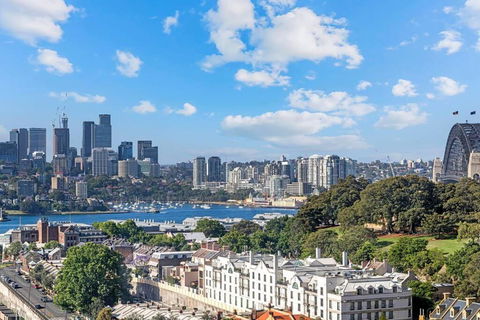 CBD Luxury 1BR Harbour Views & Premier Facilities - Accommodation QLD 2