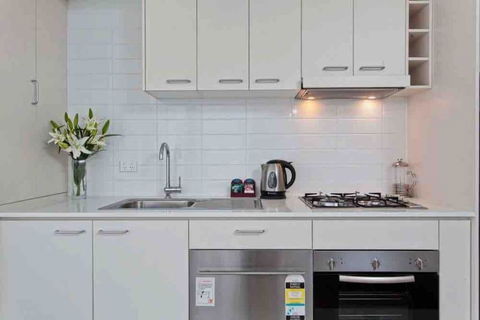 CBD Studio With Balcony+pool+gym+sauna - Accommodation QLD 3