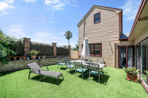 Charming House In Woolwich - Accommodation QLD 0