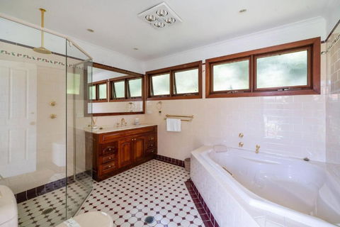 Charming House In Woolwich - Accommodation QLD 4