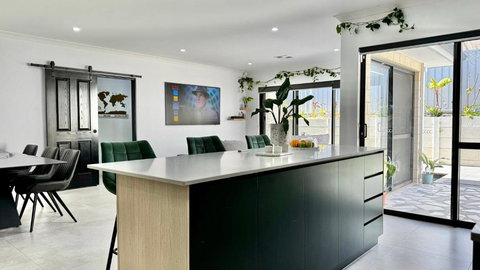 Cozy & Relaxed Stay In Bayswater - Accommodation QLD 3