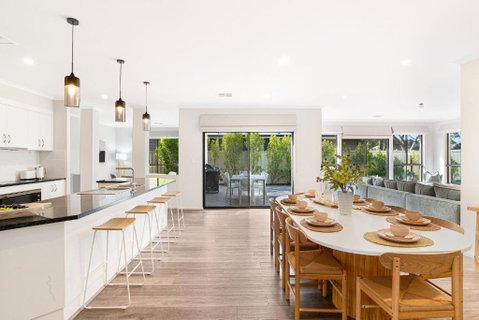 Crimson Ridge - Wines, Vines And Dine - Accommodation QLD 3