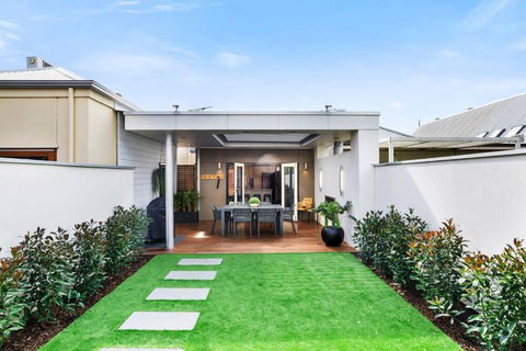 Cute As A Button - Picket Fence 3 Bed Stylish Home - Accommodation QLD 2