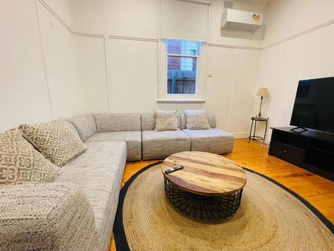 D114 Victorian Central Stay - Accommodation QLD 2