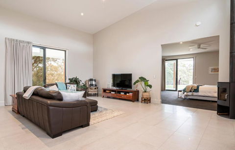 Dale View Luxury Accommodation - Accommodation QLD 3