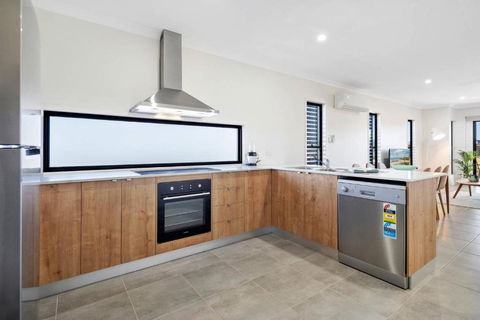 DAYDREAMING Airlie Beach, Water Views & Only 200m To Boardwalk. - Accommodation QLD 4