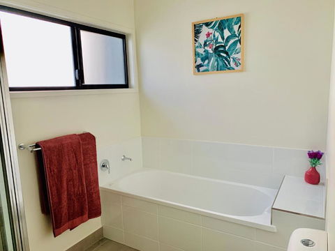 DAYDREAMING Airlie Beach, Water Views & Only 200m To Boardwalk. - Accommodation QLD 3