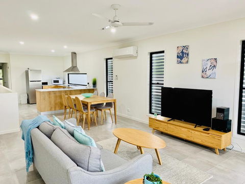 DAYDREAMING Airlie Beach, Water Views & Only 200m To Boardwalk. - Accommodation QLD 0