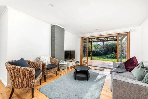 Delightful Home In Watson - Accommodation QLD 3