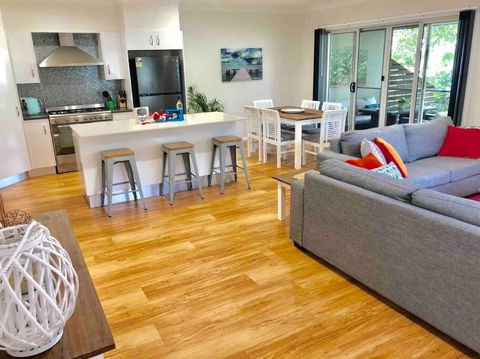 DELUXE Escape! Central, NEW & Spacious 3 Bed - Accommodation QLD 0