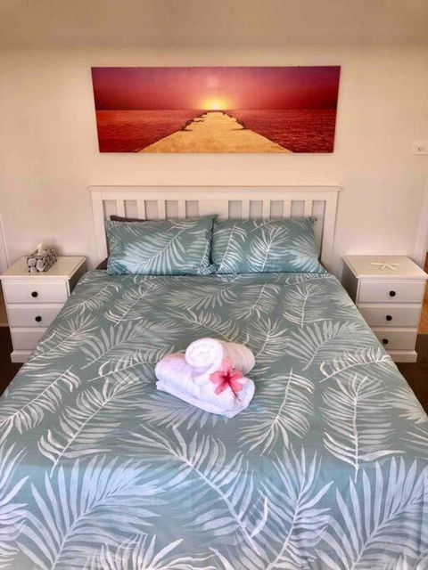 DELUXE Escape! Central, NEW & Spacious 3 Bed - Accommodation QLD 1