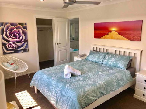 DELUXE Escape! Central, NEW & Spacious 3 Bed - Accommodation QLD 2