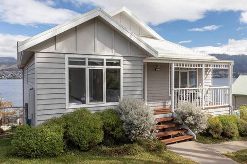 Derwent River Cottage - Tranquil Waterfront Living - Accommodation QLD 0