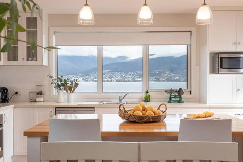 Derwent River Cottage - Tranquil Waterfront Living - Accommodation QLD 4