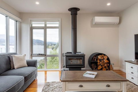 Derwent River Cottage - Tranquil Waterfront Living - Accommodation QLD 3