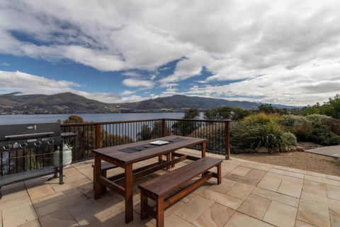 Derwent River Cottage - Tranquil Waterfront Living - Accommodation QLD 2