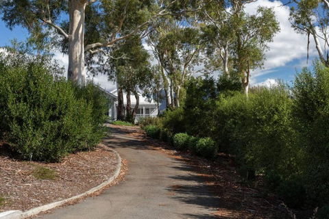 Derwent River Cottage - Tranquil Waterfront Living - Accommodation QLD 1