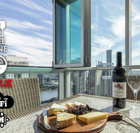 2BR EPIC VIEWS  CBD  2 Cars  Pool Wine Gym Netflix - Accommodation QLD