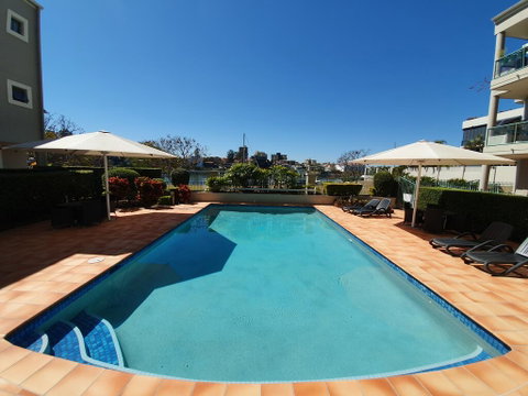 2BR Lovely River , Retreat Pool, Gym, Wine, Netflix - Accommodation QLD 1