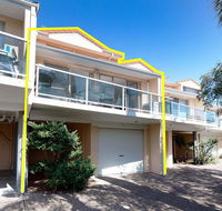 3 'Frangipani' 30 Leonard Avenue - great townhouse with air con - Accommodation QLD