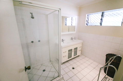 3 Bedroom Apartment // Spence St - Accommodation QLD 2