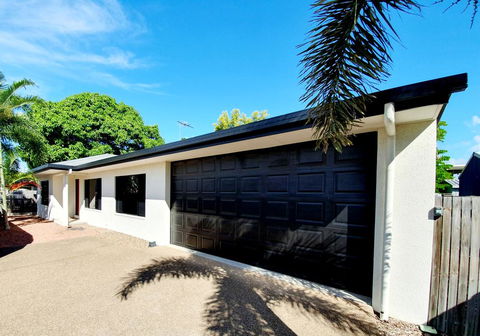 3 Bedroom Central Home - Accommodation QLD 0