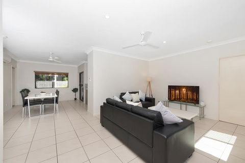 3 Bedroom Central Home - Accommodation QLD 2