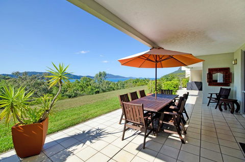 3 Bedroom Poinciana Lodge - Accommodation QLD 0