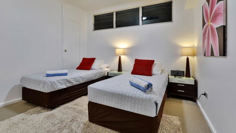3 Bedroom Poinciana Lodge - Accommodation QLD 1