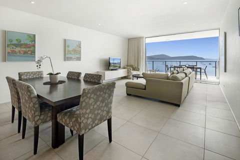 3 Bedroom Ultimate Luxury Waterfront - Accommodation QLD 3