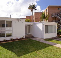3 Lillian Street - fantastic house so close to the water - Accommodation QLD