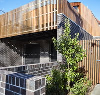 3-Bed House With Rooftop and Parking Near Yarra Park - Accommodation QLD