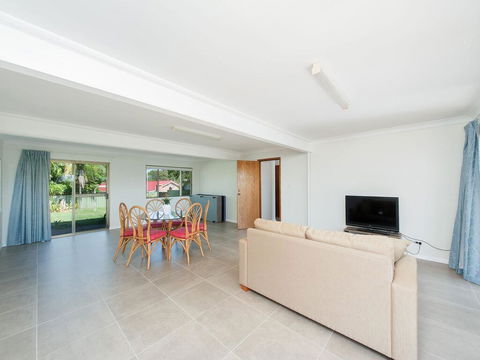 31 Kerrigan St - Large Home With Water Views & Boat Parking - Accommodation QLD 2