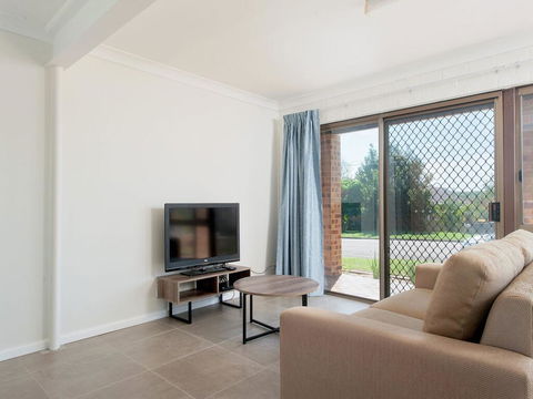 31 Kerrigan St - Large Home With Water Views & Boat Parking - Accommodation QLD 3