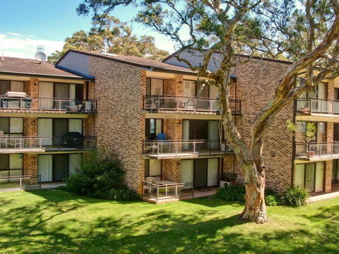 32 'Bay Parklands', 2 Gowrie Avenue - Fantastic Unit With Air Conditioning, Pool, Tennis Court & Spa - Accommodation QLD 3