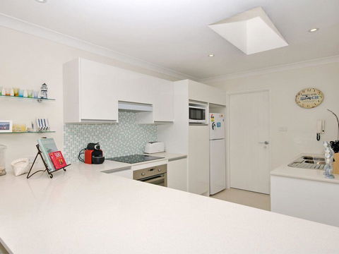 32 'Bay Parklands', 2 Gowrie Avenue - Fantastic Unit With Air Conditioning, Pool, Tennis Court & Spa - Accommodation QLD 2