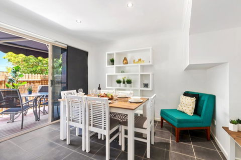3BR Beach Escape AC, Pool, Tennis, Wine, Coffee, Netflix - Accommodation QLD 1