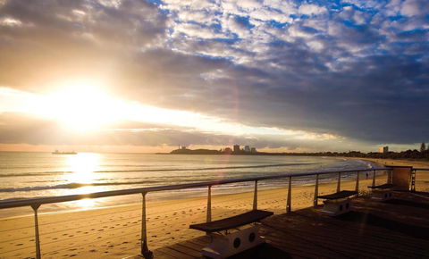 3BR Beach Escape AC, Pool, Tennis, Wine, Coffee, Netflix - Accommodation QLD 2