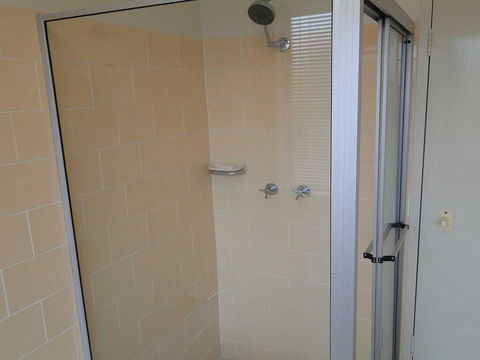 4 'Adriana', 83 Ronald Avenue - Open Plan Living With Backyard - Accommodation QLD 3