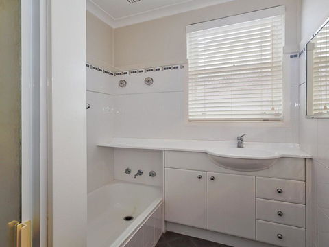 4 'Sebastapol' 66 Thurlow Avenue - Great Little Unit - Accommodation QLD 3