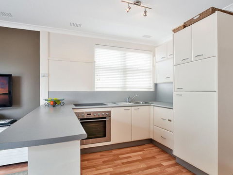 4 'Sebastapol' 66 Thurlow Avenue - Great Little Unit - Accommodation QLD 1