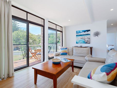 4 'Villa Ellisa', 10 Columbia Close - Beautiful Unit With Beautiful Water Views At Little Beach - Accommodation QLD 3