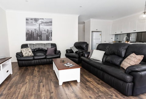 4 Bedroom Inner City Townhouse - SLEEPS 9 !! - Accommodation QLD 0